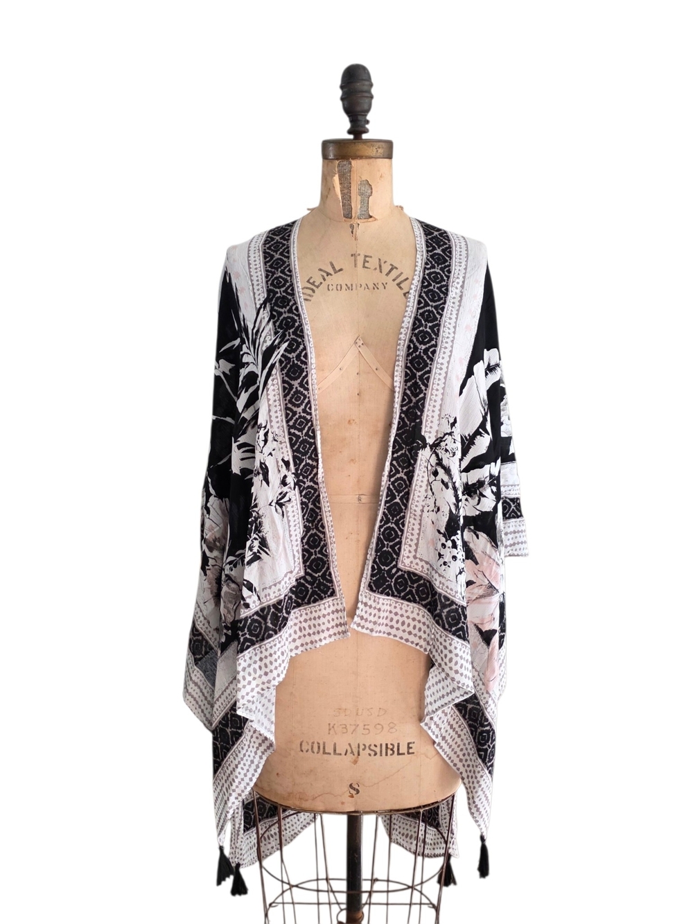 Vince Camuto Tropical Blooms Ruana Kimono Cover Up Black Floral One Size NWT - Picture 2 of 5